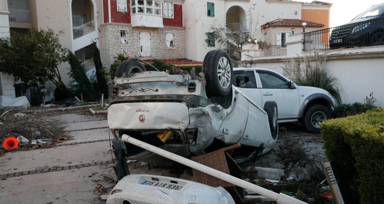Zugdidi’de Doğa Felaketi: Ağaçlar Devrildi, Araçlar Kullanılamaz Hale Geldi