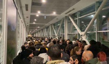 Sarp sınır kapısında bu sabahdan beri kuyruk var, Türkiye’ye geçmek isteyenler saatlerce sıra beklemek zorunda kalıyorlar.