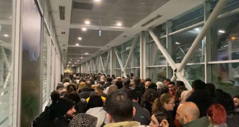 Sarp sınır kapısında bu sabahdan beri kuyruk var, Türkiye’ye geçmek isteyenler saatlerce sıra beklemek zorunda kalıyorlar.