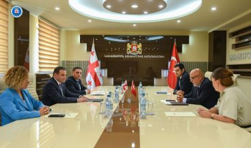 Büyükelçi Orbay, Gürcistan Başsavcısı Giorgi Gabitashvili’ye bir nezaket ziyareti gerçekleştirerek yeni görevinde başarılar diledi.