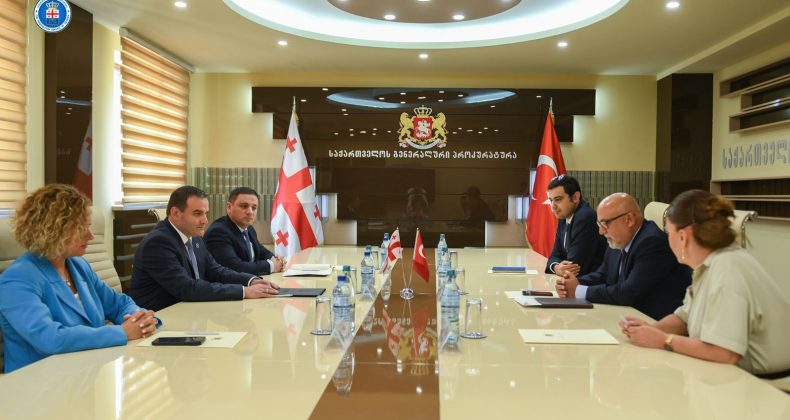 Büyükelçi Orbay, Gürcistan Başsavcısı Giorgi Gabitashvili’ye bir nezaket ziyareti gerçekleştirerek yeni görevinde başarılar diledi.