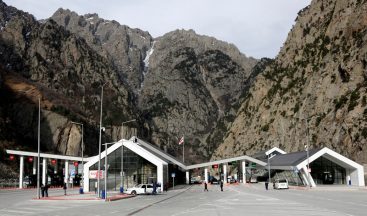 Sınır kapısı Kazbegi’de gümrük kontrol prosedürleri durdurulacak