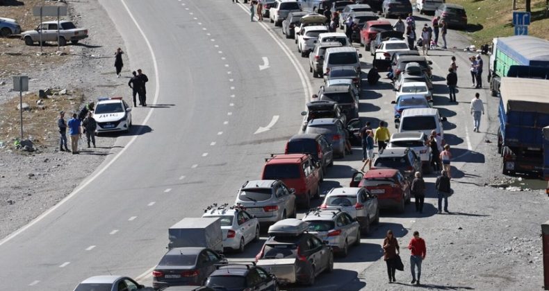 Rusya Tarafı Gürcistan Sınırında Yolun Açılmasını Bekleyen Herkesi Su ve Tıbbi Yardımla Sağlayacak
