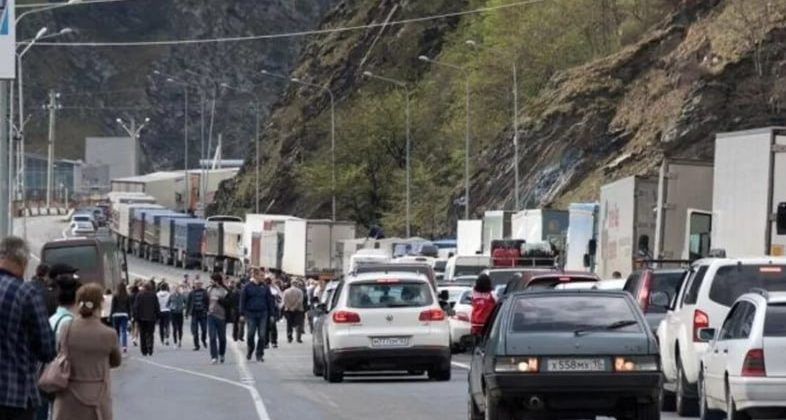 Rusya-Gürcistan sınırındaki Verkhniy Lars kontrol noktasında büyük bir kamyon kuyruğu oluştu.