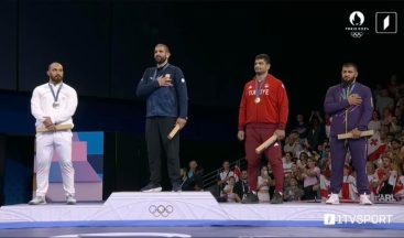 Geno Petriashvili ve Azerbaycan adına yarışan Giorgi Meshvildishvili, Gürcistan milli marşı sırasında.