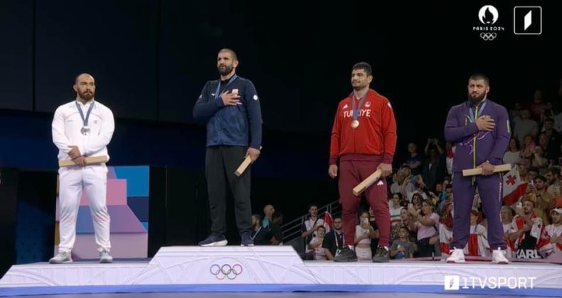 Geno Petriashvili ve Azerbaycan adına yarışan Giorgi Meshvildishvili, Gürcistan milli marşı sırasında.