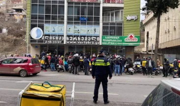 Tiflis’te bira şişesi yüzünden bir kuryeyi silahla yaraladığı iddia edilen zanlı gözaltına alındı.