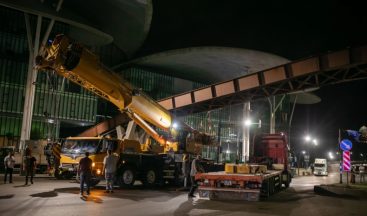 Tiflis’te ki Adalet Evi’nin önündeki yaya köprüsünün söküm işlemi birkaç gün içinde tamamlanacak.