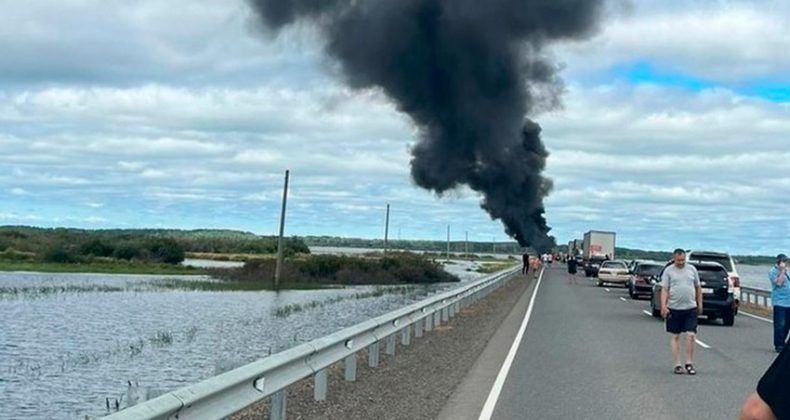 Rusya’da trafik kazasında üç kişi yanarak hayatını kaybetti.
