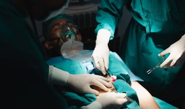 Hindistan’da “YouTube’dan İzleyerek” Ameliyat Yapan Doktor İddiası: 15 Yaşındaki Çocuk Hayatını Kaybetti