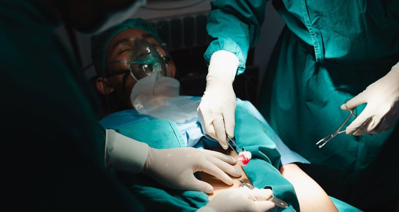 Hindistan’da “YouTube’dan İzleyerek” Ameliyat Yapan Doktor İddiası: 15 Yaşındaki Çocuk Hayatını Kaybetti