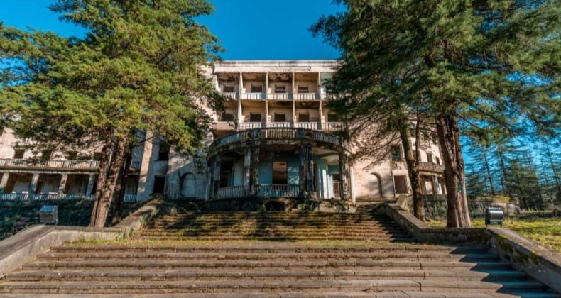 Gürcistan’ın Tskhaltubo beldesindeki Savane sanatoryumu bir kez daha açık artırmaya çıkarıldı.