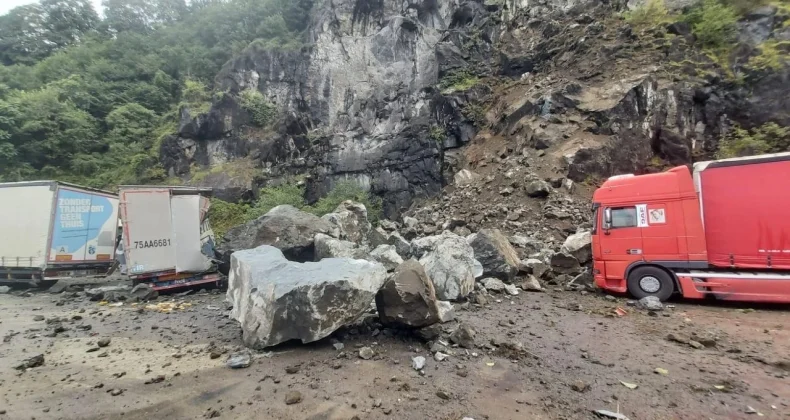 Hopa’da Yamaçtan Dev Kayalar Düştü!