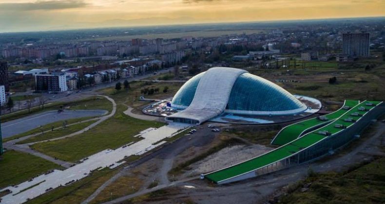 Gürcistan hükümeti 2025 yılına kadar Kutaisi’deki terk edilmiş parlamento binasında bir teknoloji merkezi açmayı planlıyor.