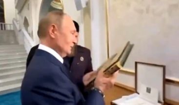 Putin, Kendisine Hediye Edilen Kur’an-ı Kerim’i Öperek Aldı
