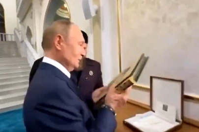 Putin, Kendisine Hediye Edilen Kur’an-ı Kerim’i Öperek Aldı