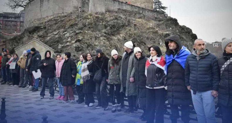 Gürcistan şehirlerinde insan zinciri oluşturuldu