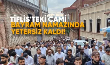 Tiflis’te Bayram Namazına Camiler Yetersiz Kaldı: Binlerce Müslüman Dışarıda Namaz Kıldı